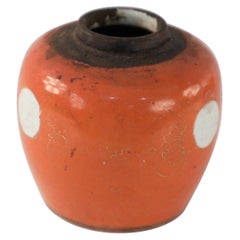 Chinesische Porzellanvase mit dekorativem Motiv in Orange und Gold, Chinesisch