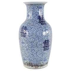 Urna de porcelana china blanca y azul con diseño de enredadera