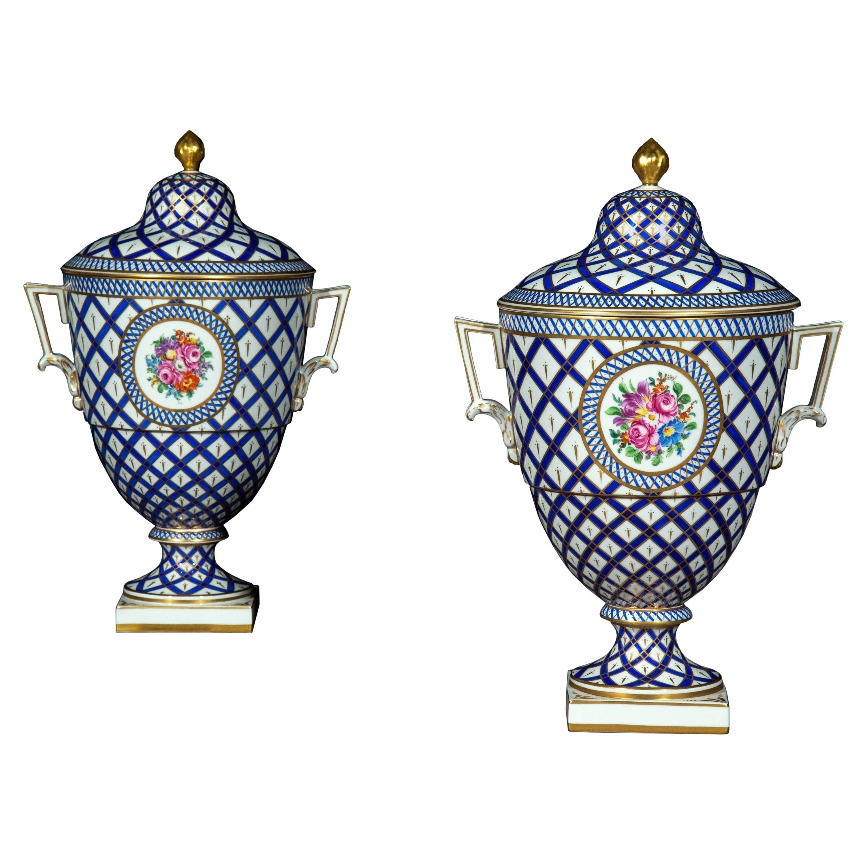 Paire de vases en porcelaine peints à la main au début du 20e siècle, vers 1920