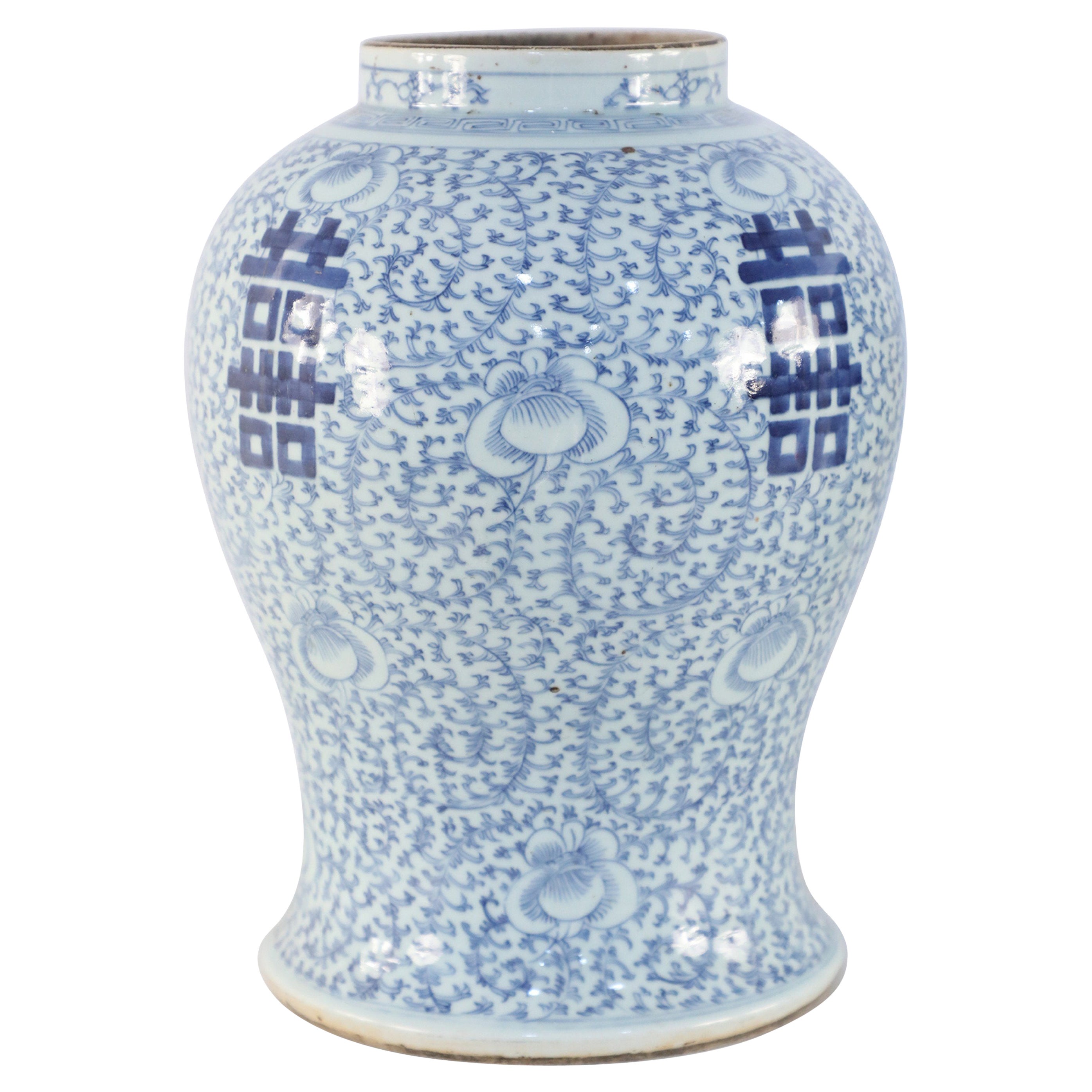 Chinesische Porzellan-Urnenvase mit naturweißem und hellblauem Weinmotiv, Chinesisch im Angebot