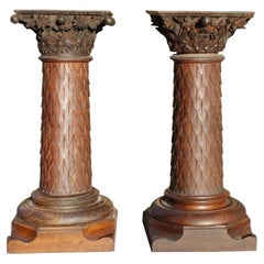 Paire de Pedestals en Oak sculpté