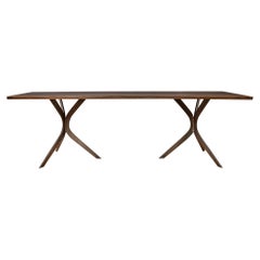Table de salle à manger en chêne noirci à bords vifs, fabriquée à la main et moderne, pieds tripodes en acier