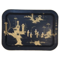 Vieux plateau rectangulaire chinois en tôle noire et or représentant une scène de monastère