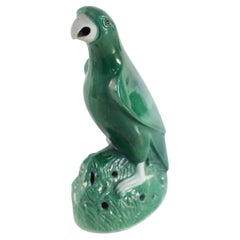 Statue de perroquet chinoise en porcelaine émaillée verte