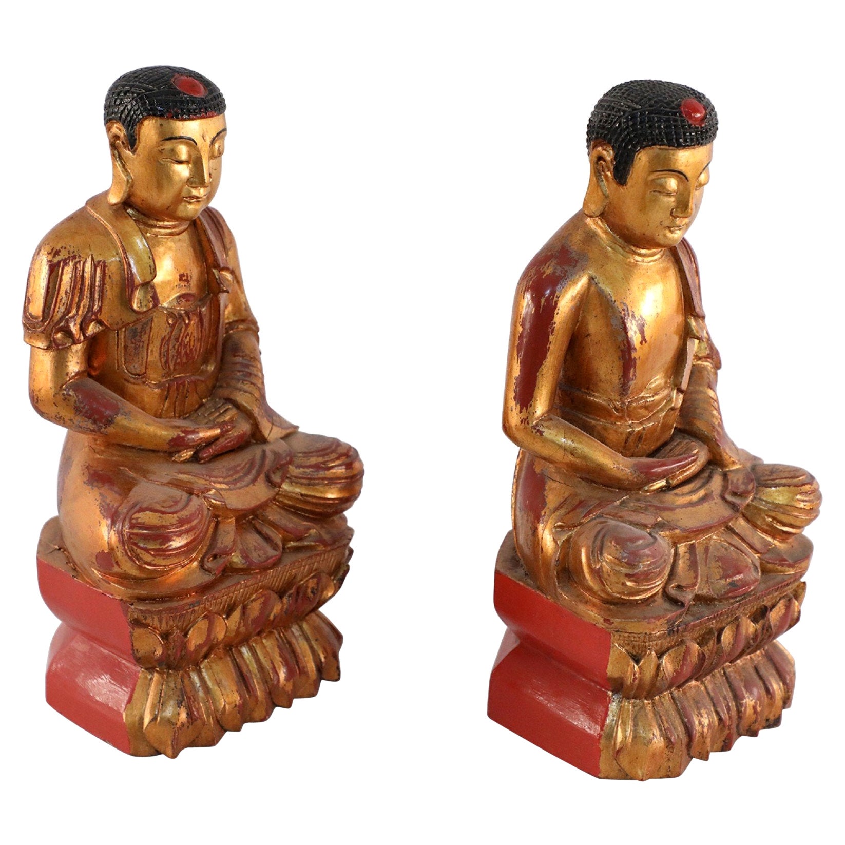 Paar chinesische Buddha-Statuen aus Gold und Holz im Angebot