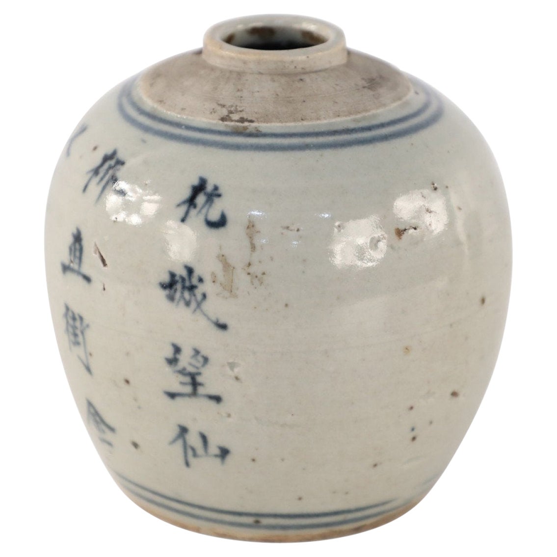 Antikes chinesisches Steingutgefäß mit blauen Schriftzeichen
