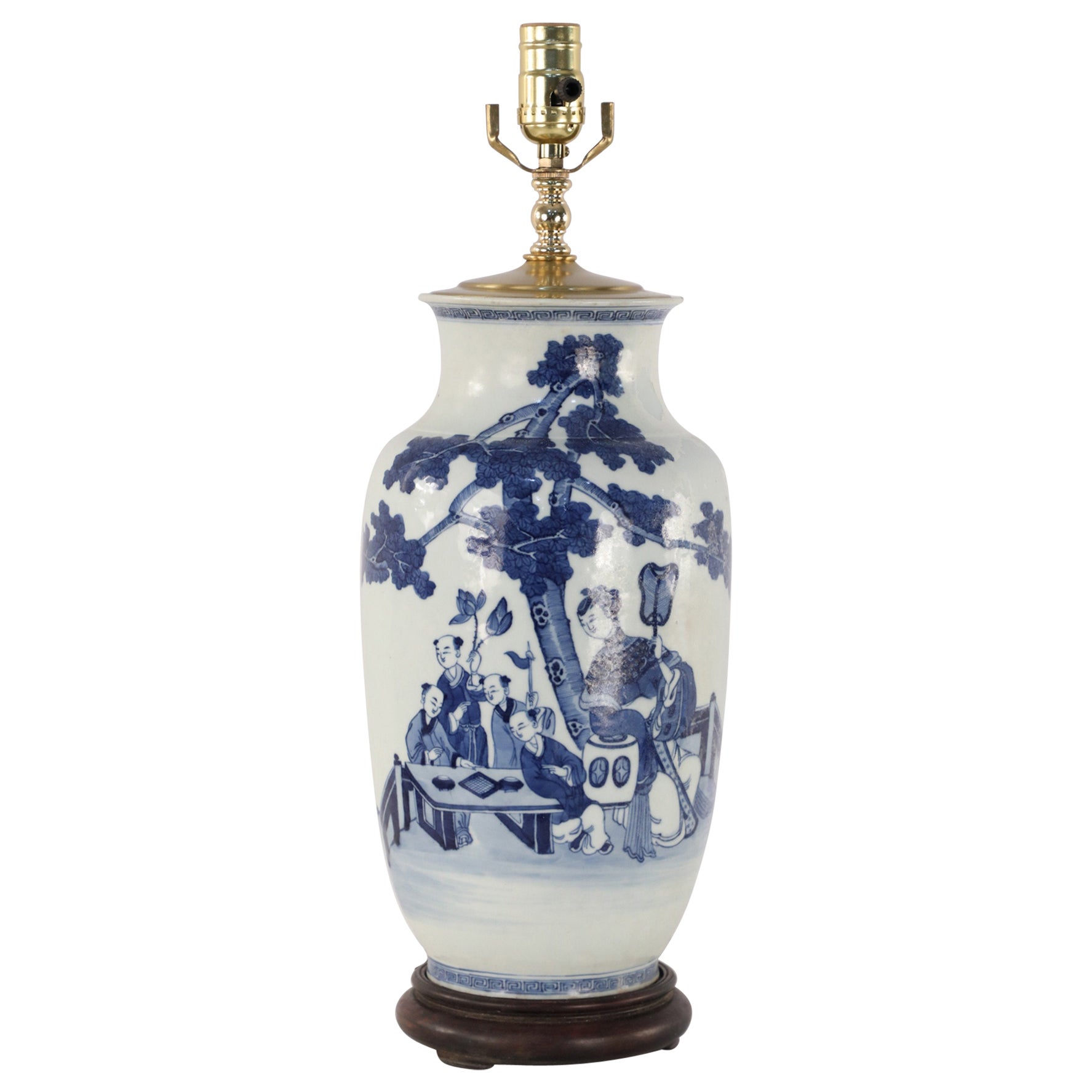 Lampe de bureau chinoise blanche et bleue représentant une scène de jeu