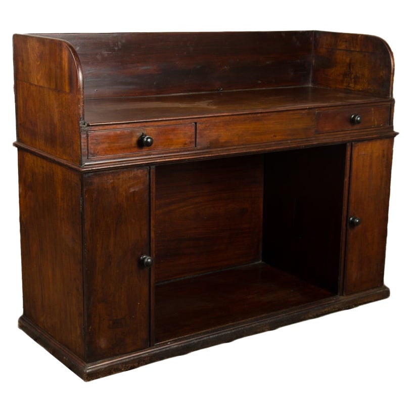 Englischer Mahagoni-Knieloch-Schreibtisch aus dem 19. Jahrhundert
