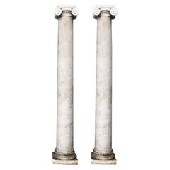 Deux colonnes anciennes en marbre de style néoclassique