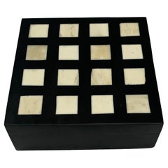 Boîte carrée crème et noire à dessus carré, Indonésie, contemporaine