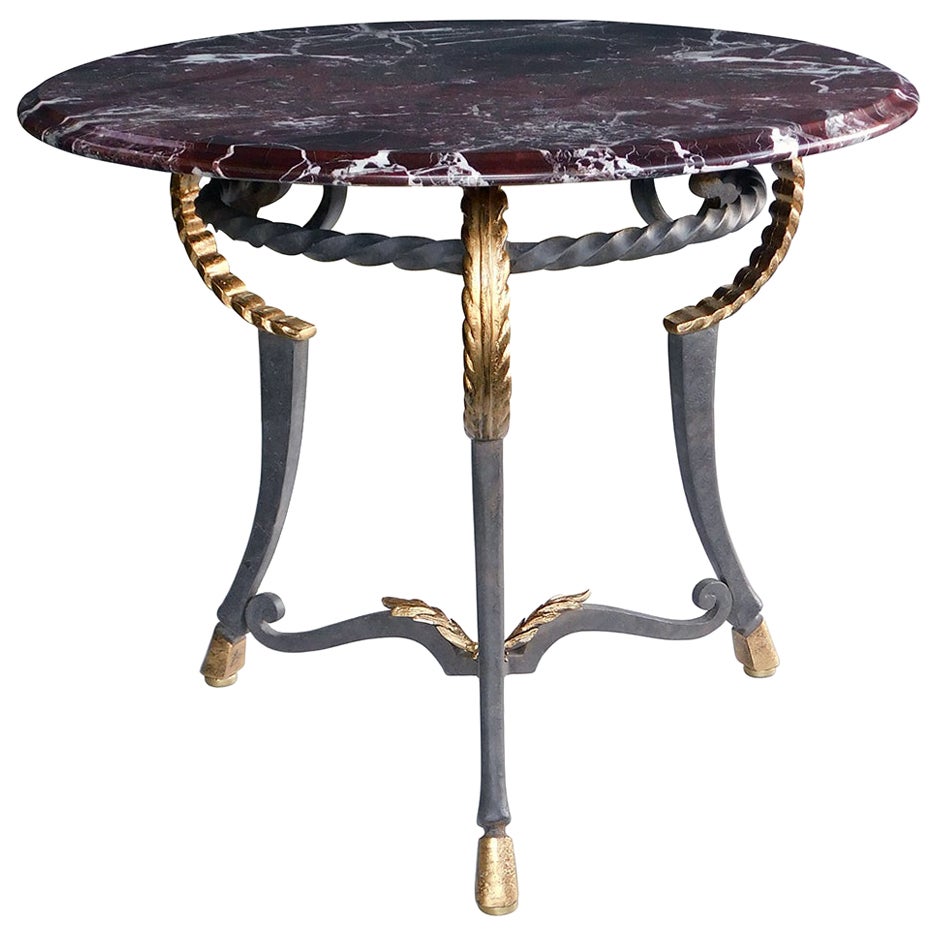 Table centrale/table d'appoint en fer forgé à la main avec plateau en marbre, style Gilbert Poillerat