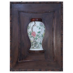 Chinesische Famille-Rose-Vase und Holz-Wandtafel aus Porzellan