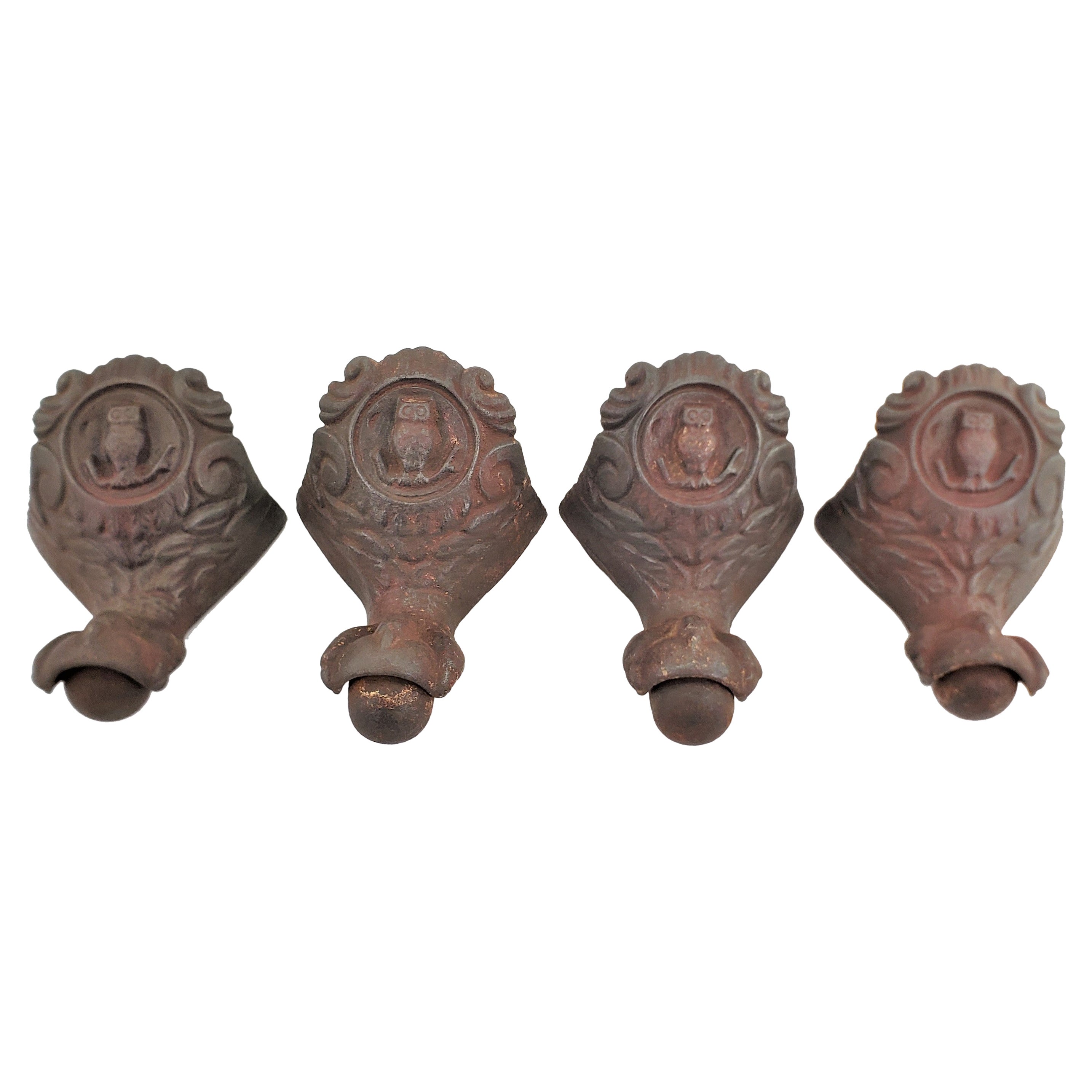 Set von 4 geborgenen antiken, kunstvoll gegossenen, gusseisernen Klauenfederfüßen mit Eulendekor