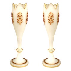 Paire de vases en opaline blanche de l'époque victorienne française de la fin du XIXe siècle