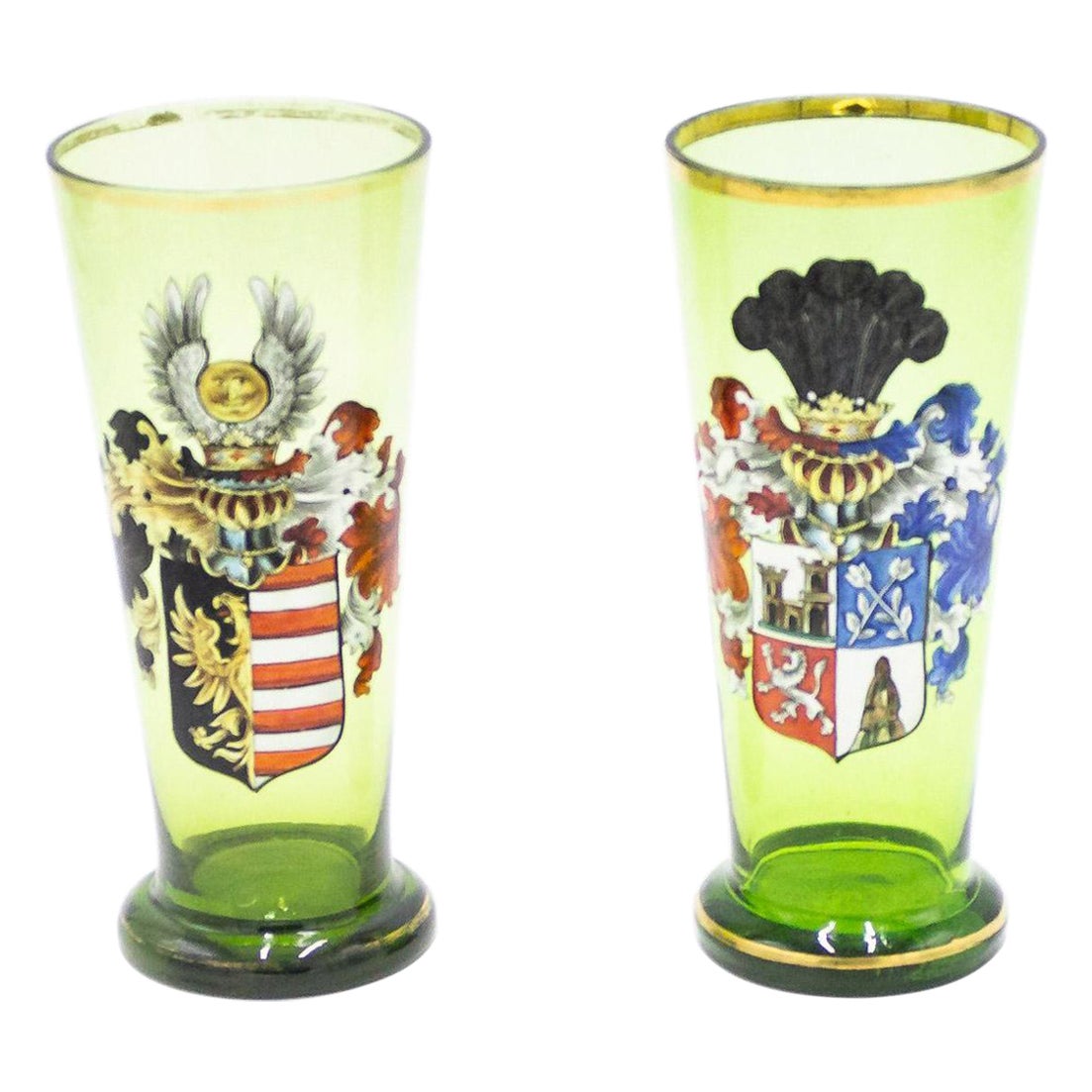 Paar ähnlicher deutscher böhmischer Wappenvasen aus grünem Glas aus dem 19. Jahrhundert im Angebot