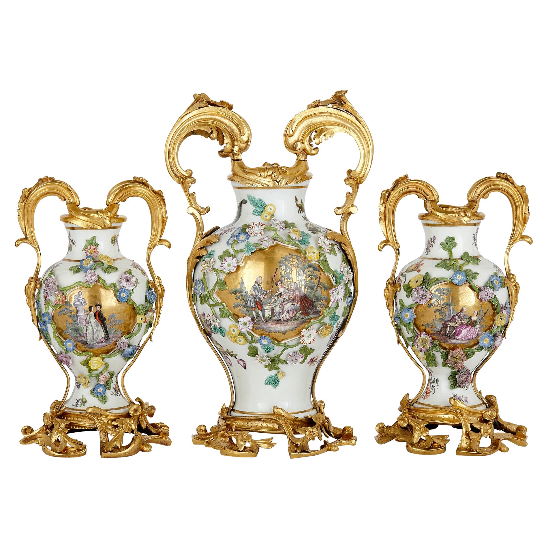 Garniture à trois vases en porcelaine de Meissen avec montures en bronze doré