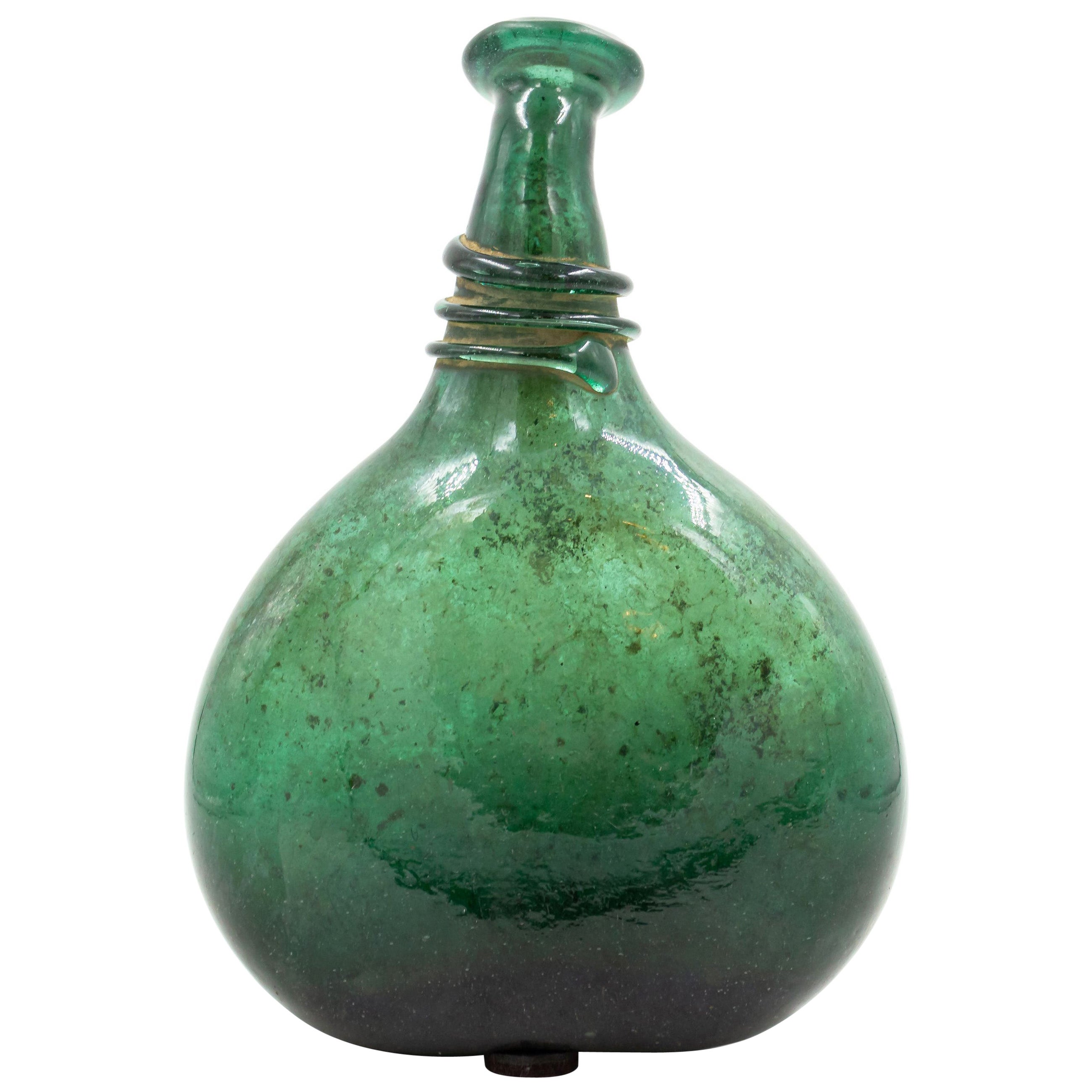 Flacon en verre de Murano soufflé vert italien du milieu du siècle dernier