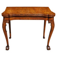 Table de jeu anglaise Chippendale à pieds en boule et griffes en broussin de noyer de Constantine datant de 1760