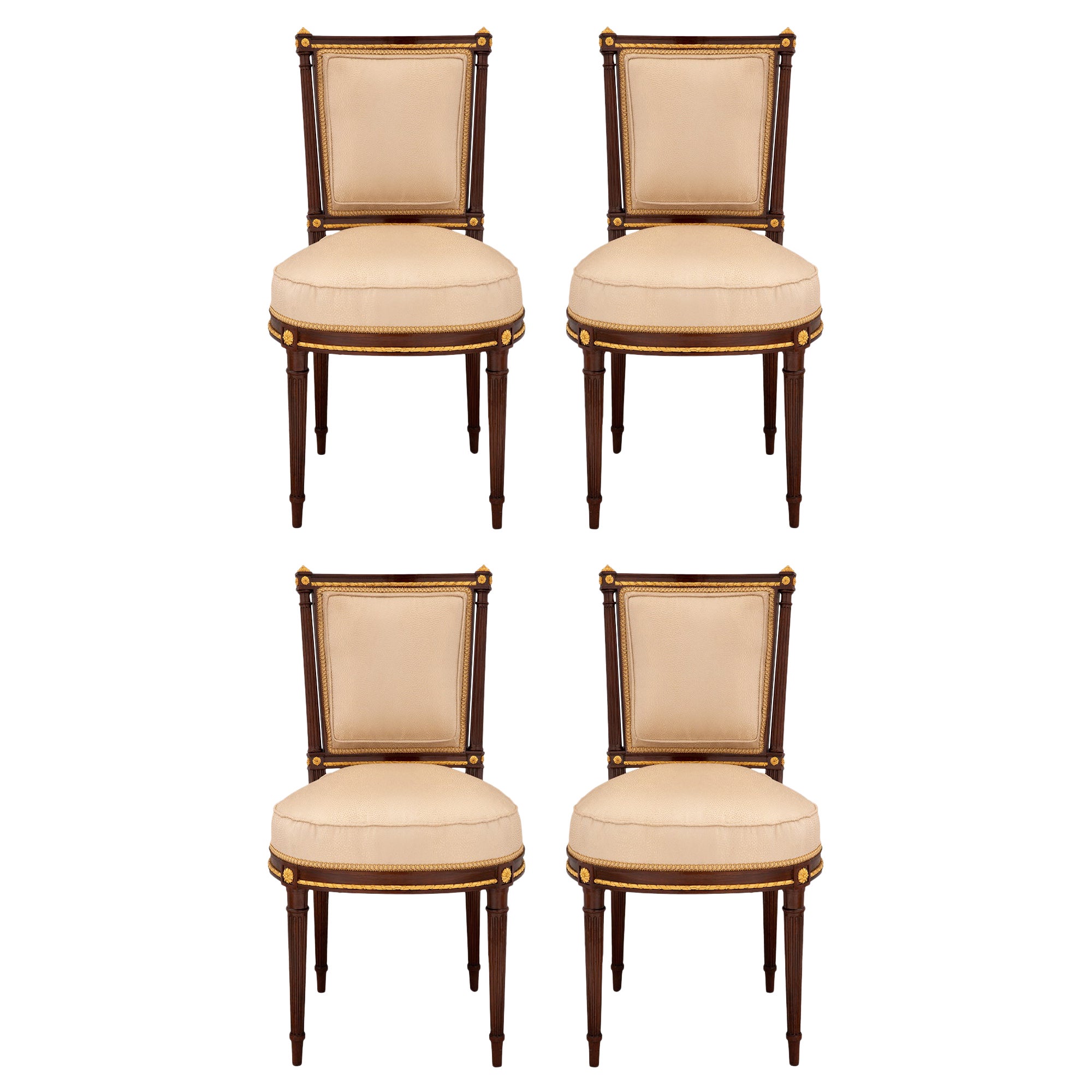 Satz von vier französischen Beistellstühlen aus Mahagoni und vergoldetem Holz im Louis-XVI-Stil des 19. Jahrhunderts