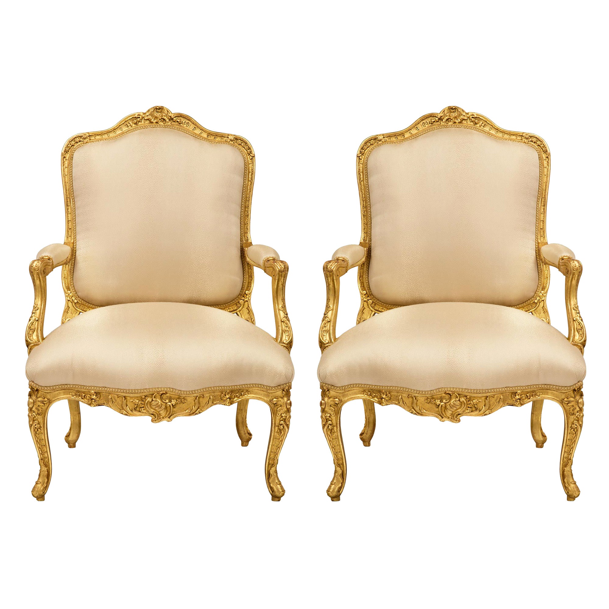 Paar französische Louis-XV-Sessel aus vergoldetem Holz aus dem 19. Jahrhundert