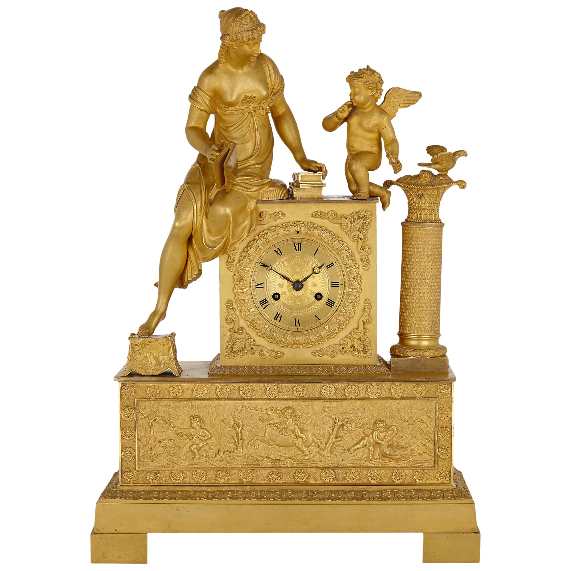 Pendule de cheminée Empire français en bronze doré avec Vénus et Cupidon en vente