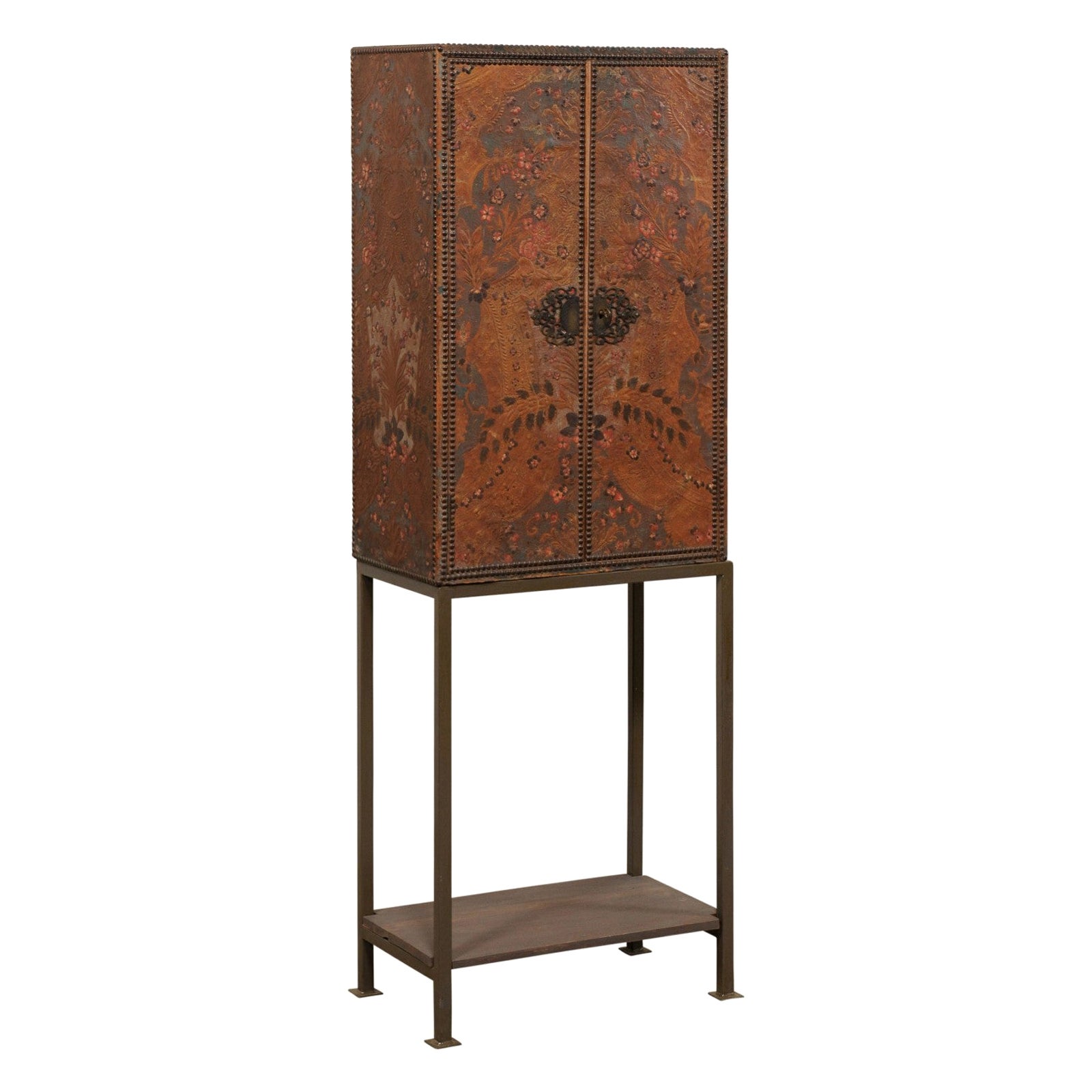 Grand meuble de rangement espagnol ancien en cuir embossé, surmonté d'une base en fer personnalisée en vente