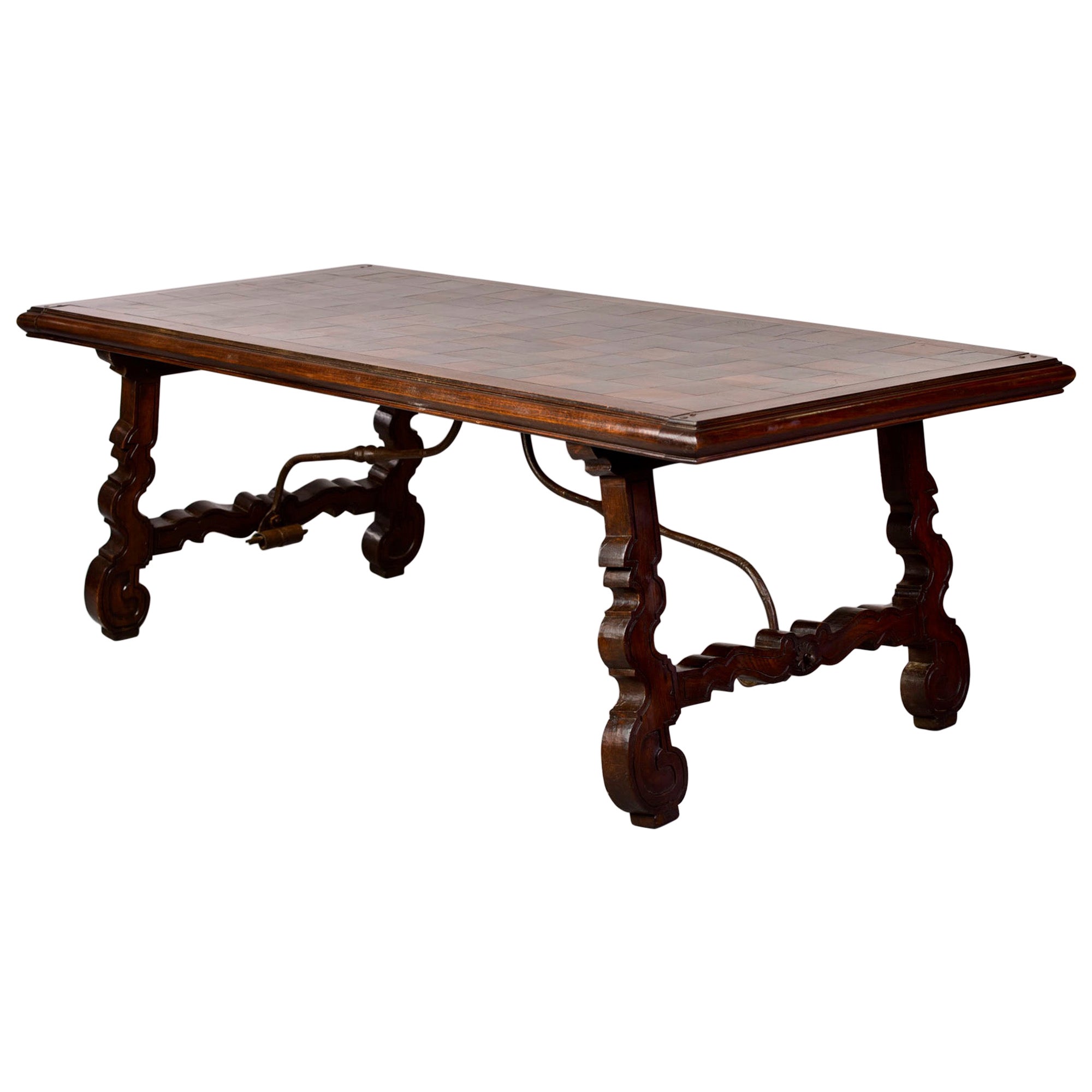 Grande table espagnole du 19ème siècle en noyer avec plateau en marqueterie et traverse en fer en vente