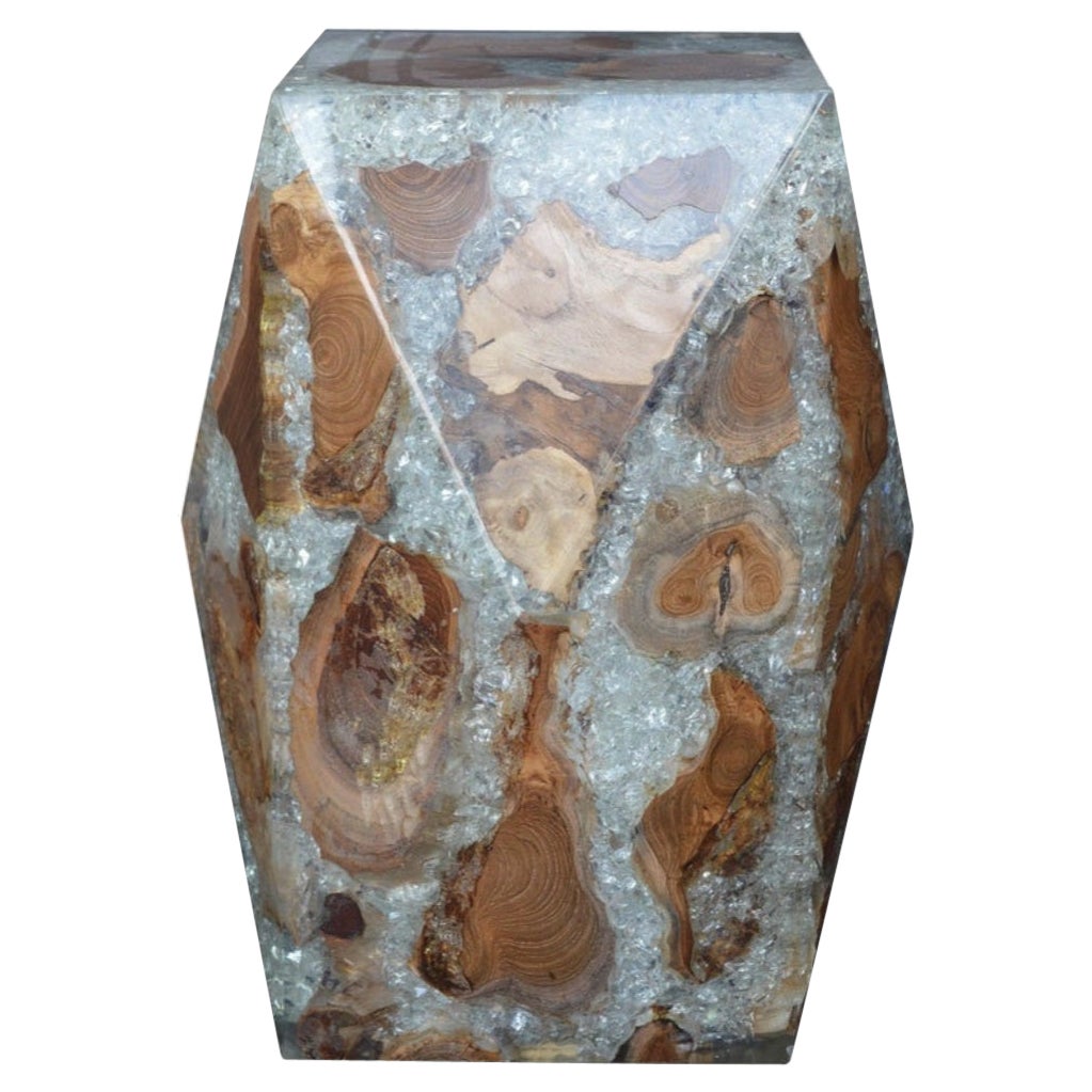 Tabouret géométrique en bois et résine de rocaille