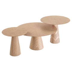 Juego de mesa baja de madera de roble grabada con motivos inspirados en el Antiguo Egipto