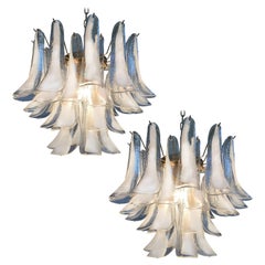 Elegante coppia di 36 lampadari a petali bianchi, Murano, anni '90