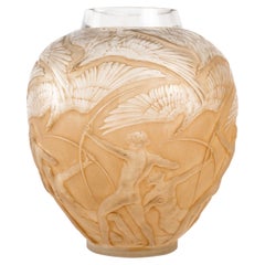 1921 René Lalique Vase Archers Verre à patine sépia Chasse aux hommes flèches