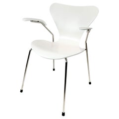 White Seven Chair, Model 3207, with Armrests by Arne Jacobsen and Fritz Hansen