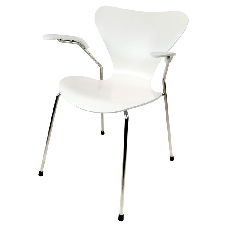 White Seven Chair, Model 3207, with Armrests by Arne Jacobsen and Fritz  Hansen For Sale at 1stDibs