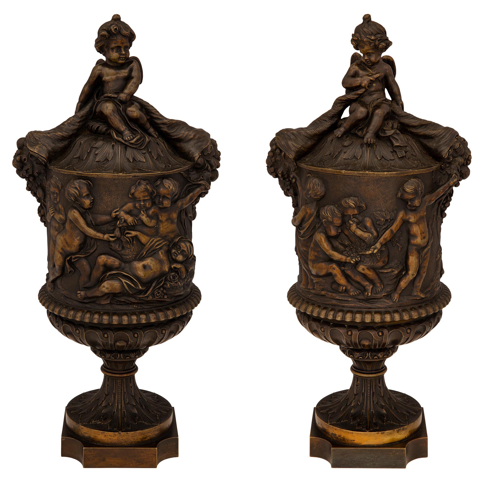 Coppia di urne con coperchio in bronzo patinato in stile rinascimentale francese del XIX secolo