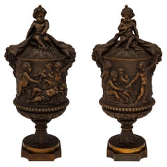Paire d'urnes à couvercle en bronze patiné de style Renaissance du 19ème siècle français