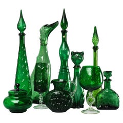 Dix vases en verre vert Greene & Greene MCM des années 1960 Décanteurs Gobelets et bonbonnières