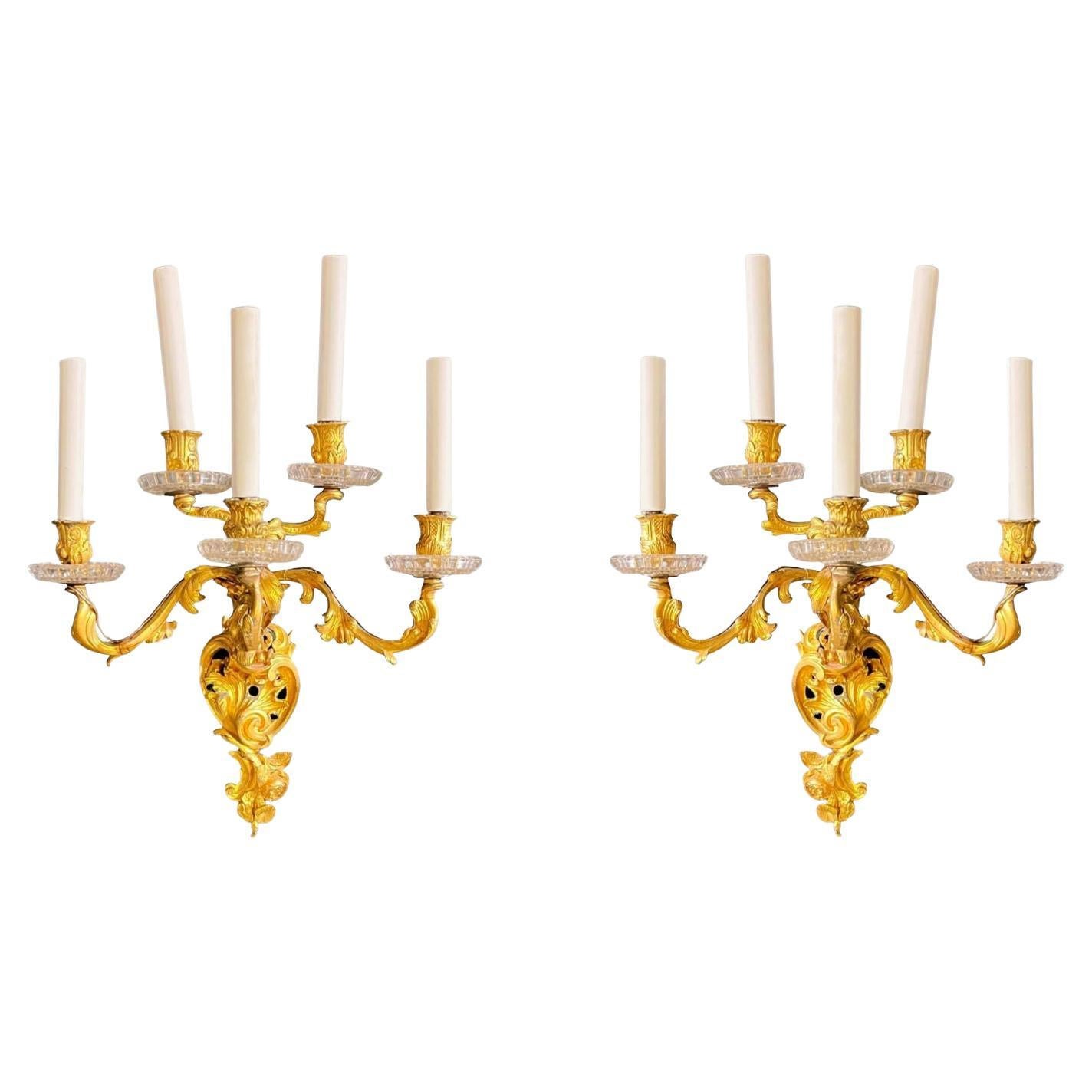 Paar französische Louis XV.-Wandleuchter aus vergoldeter Bronze und Kristall im Rokoko-Stil des 19. Jahrhunderts