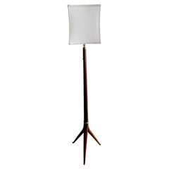 Lampadaire moderne italien en bois dur et laiton, à la manière de Gio Ponti