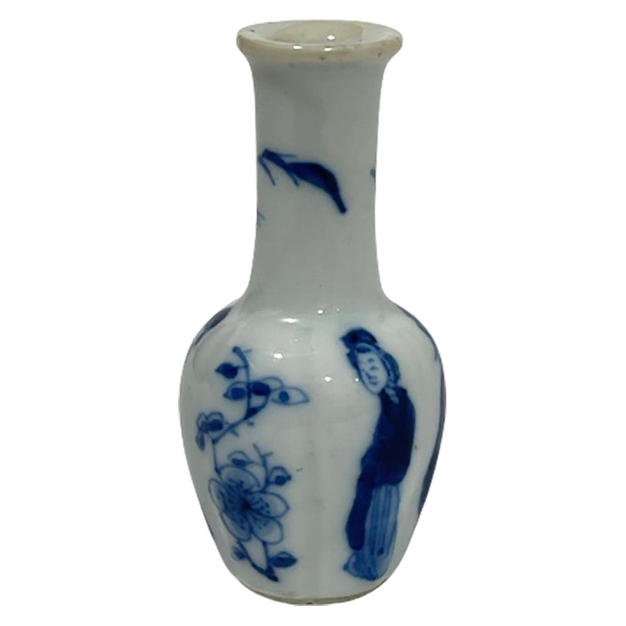 Miniature en porcelaine de Chine pour maison de poupée Vase Kangxi bleu et blanc '1662-1722'. en vente