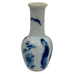 Miniature en porcelaine de Chine pour maison de poupée Vase Kangxi bleu et blanc '1662-1722'.
