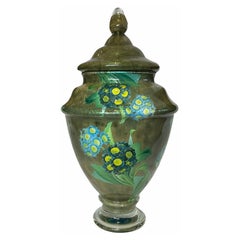 Urna con coperchio con ortensie in vetro artistico di Scott Potter
