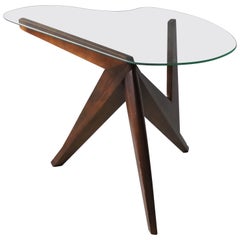 Designer américain, table d'appoint de forme libre, noyer, verre, Amérique, années 1950