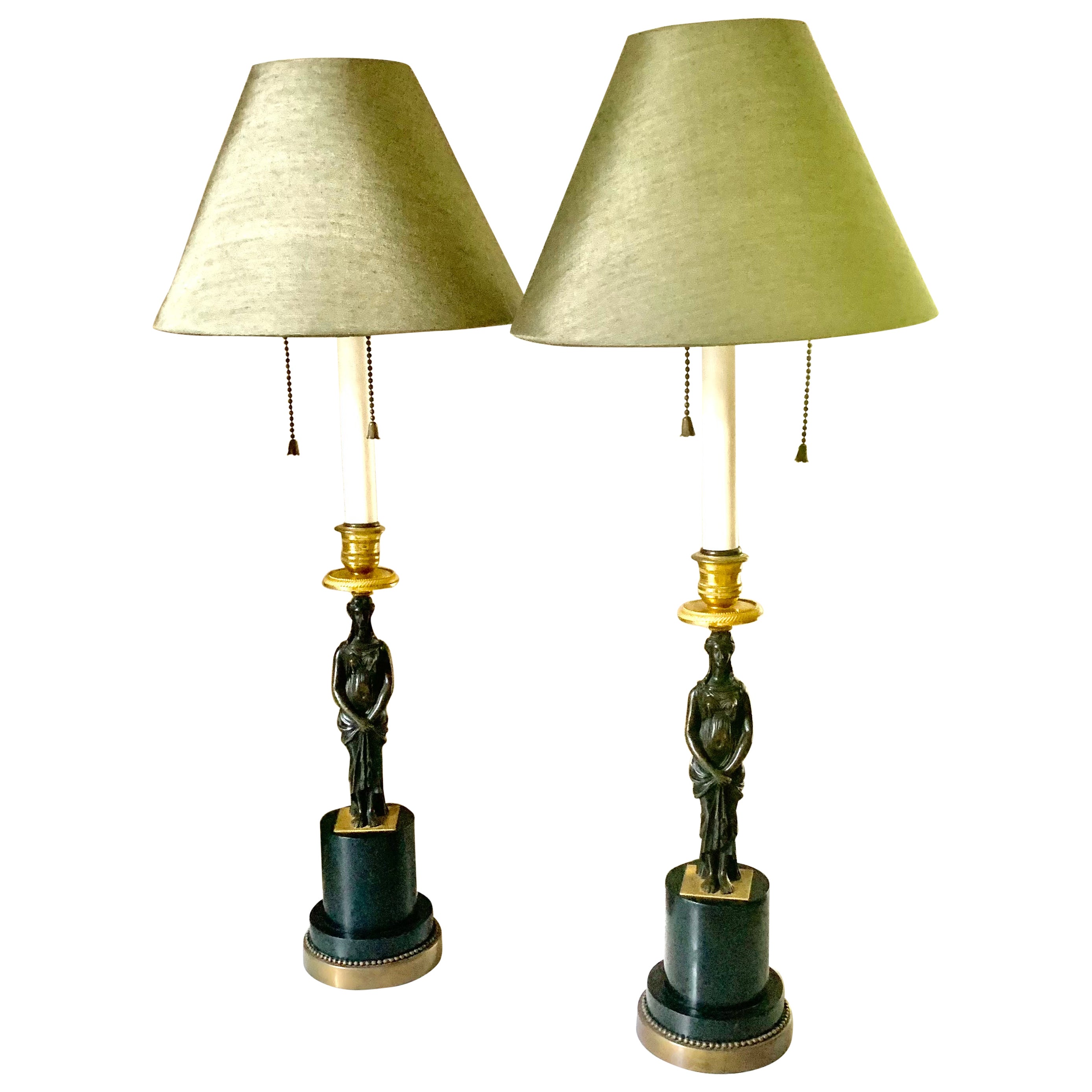 Paar antike französische Empire-Tischlampen aus vergoldeter und patinierter Bronze, figürlich