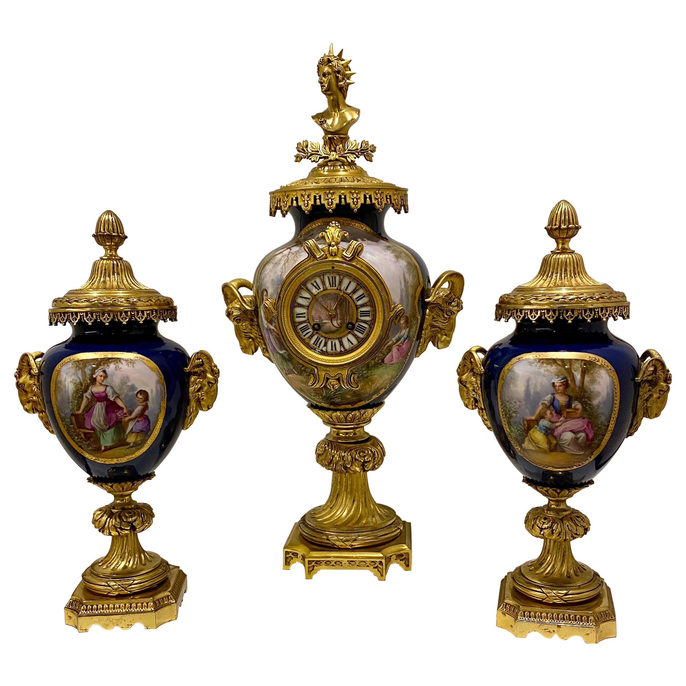 Grand ensemble de 3 pièces de garnitures d'horloge Sèvres en porcelaine de Sèvres et bronze doré