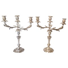 Pareja de candeleros o candelabros antiguos de 3 brazos convertibles de chapa de Sheffield