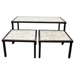 Ensemble de trois tables en carreaux de style français du milieu du siècle dernier, vers les années 1960