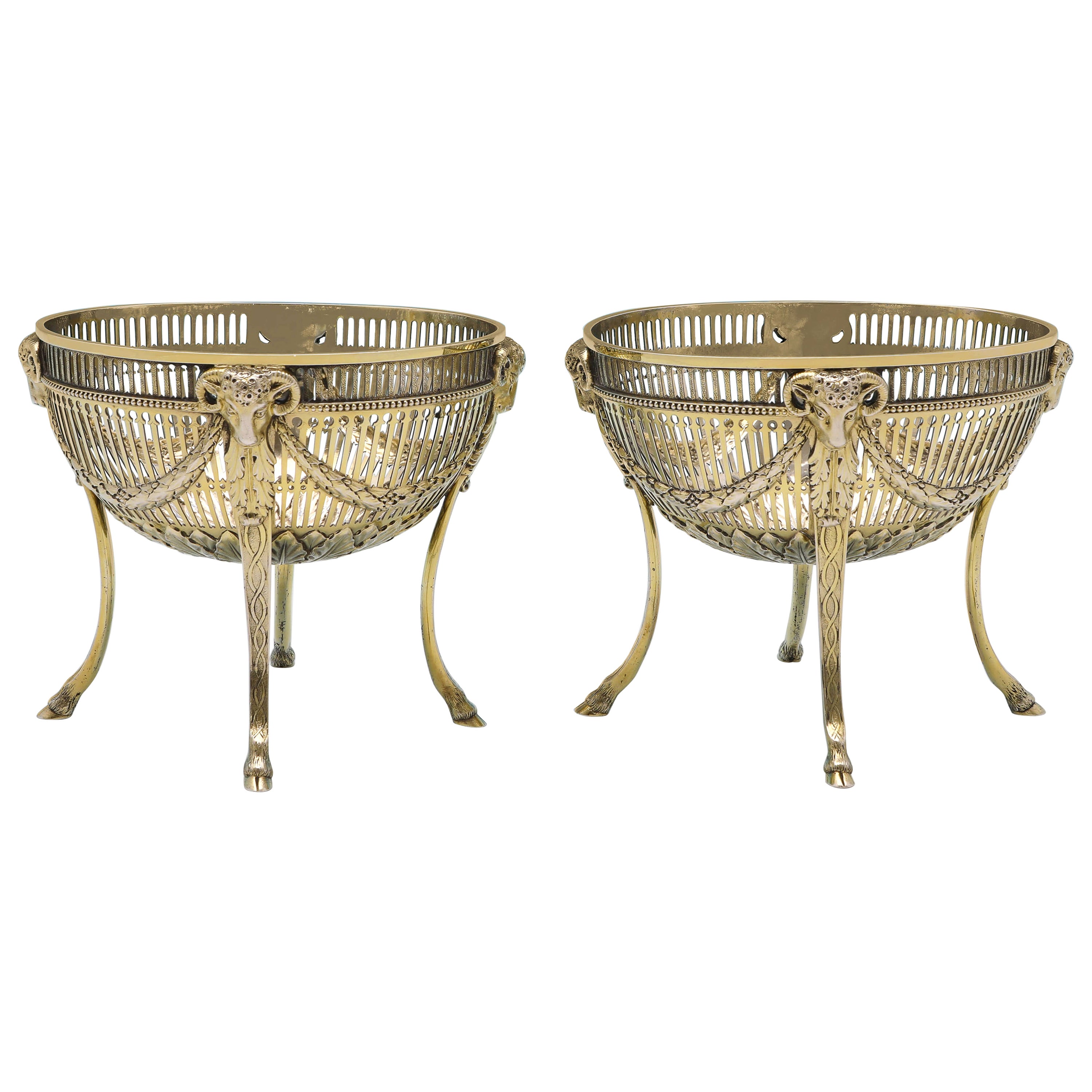 Neoclassical Revival Antique Gilt Sterling Silver Pair of Dishes, London, 1880 For Sale