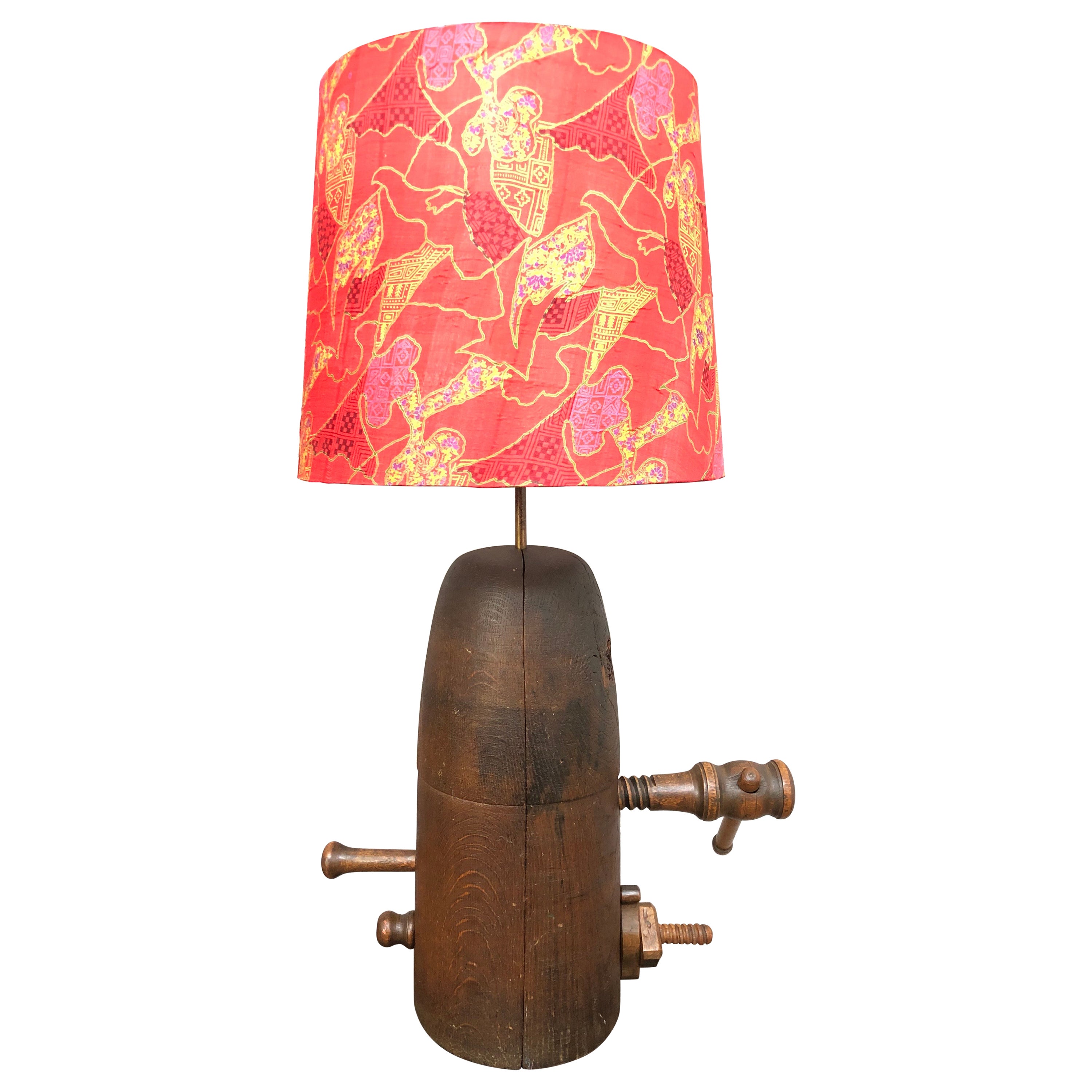 Superbe lampe de table en bois antique avec stand pour chapeau.