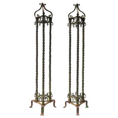 Dos candelabros antiguos de hierro forjado