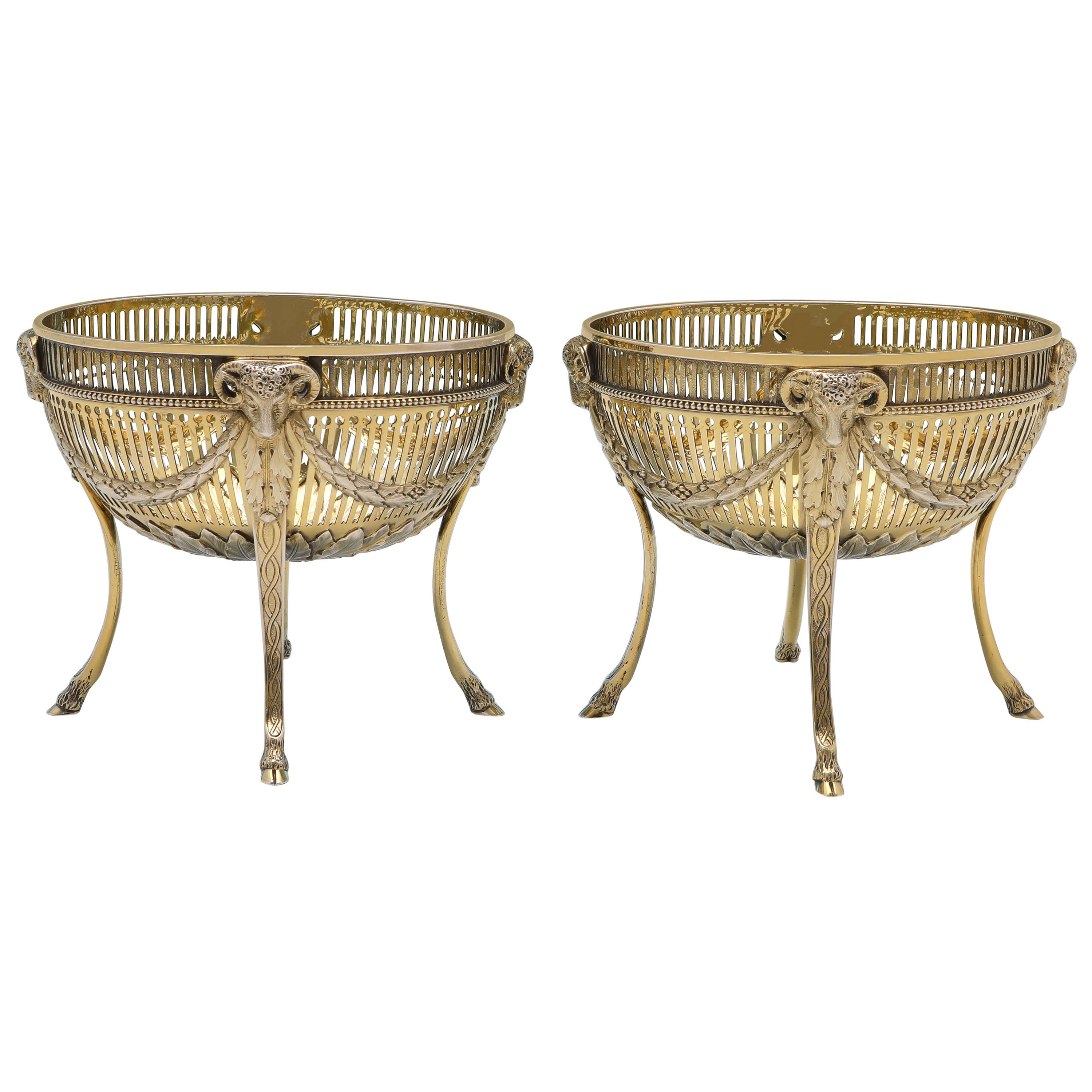 Victorian Neoclassical Revival Pair of Gilt Sterling Silver Dishes, London 1880 For Sale